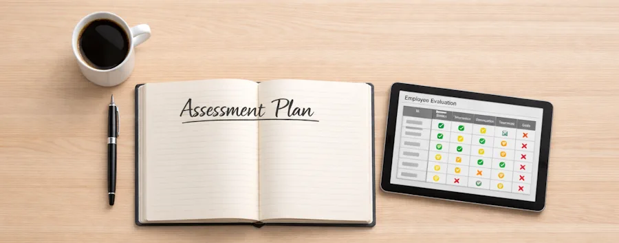 Dettaglio di una scrivania professionale con piano d'azione per assessment center e tablet con griglia di valutazione HR.